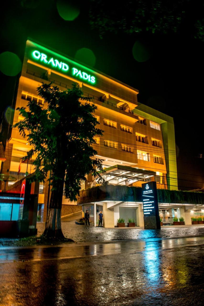 Grand Padis Hotel Bondowoso Exterior photo